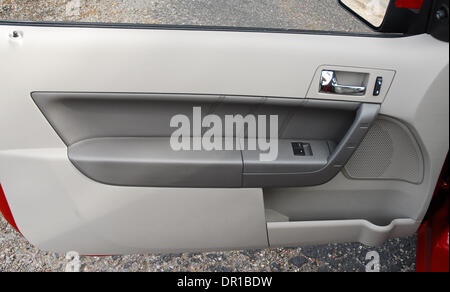 4. März 2009 - Los Angeles, Kalifornien, USA - der brandneue 2009 Ford Focus SES ist das kleine Auto, das mit großer Begeisterung für Kunden mit 35 mpg Kraftstoffverbrauch liefert, cool Funktionen wie SYNC, ein lustiges Treiben, starke Qualität, alles zum richtigen Preis. Der Basispreis für den Fokus SE Coupé beginnt bei US 16,875.00 und das Up-Ebene SES Modell beginnt bei nur US 17,570.00. Im Bild - Ford 2009 F Stockfoto