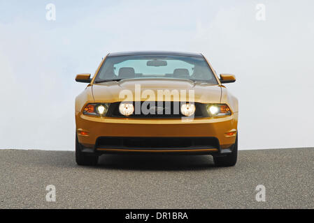 19. März 2009 ist - Los Angeles, Kalifornien, USA - der brandneue 2010 Mustang GT mehr zeitgemäß gestalteten, mächtiger, besseres Handling und eine völlig neu gestaltete hochwertige Innenausstattung, die sportlichen Coupé auf dem Markt für einen Grundpreis von nur US 27,995.00 entgegentreten kann.  Diese neue Mustang ist die branchenweit ersten sportlichen Coupé zu haben, einen verfügbaren Glas-Dach, ru Stockfoto