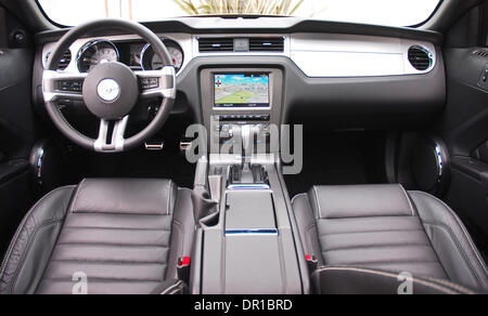 19. März 2009 ist - Los Angeles, Kalifornien, USA - der brandneue 2010 Mustang GT mehr zeitgemäß gestalteten, mächtiger, besseres Handling und eine völlig neu gestaltete hochwertige Innenausstattung, die sportlichen Coupé auf dem Markt für einen Grundpreis von nur US 27,995.00 entgegentreten kann.  Diese neue Mustang ist die branchenweit ersten sportlichen Coupé zu haben, einen verfügbaren Glas-Dach, ru Stockfoto