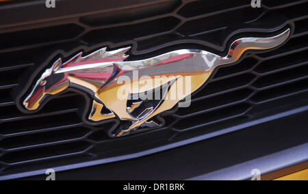 19. März 2009 ist - Los Angeles, Kalifornien, USA - der brandneue 2010 Mustang GT mehr zeitgemäß gestalteten, mächtiger, besseres Handling und eine völlig neu gestaltete hochwertige Innenausstattung, die sportlichen Coupé auf dem Markt für einen Grundpreis von nur US 27,995.00 entgegentreten kann.  Diese neue Mustang ist die branchenweit ersten sportlichen Coupé zu haben, einen verfügbaren Glas-Dach, ru Stockfoto