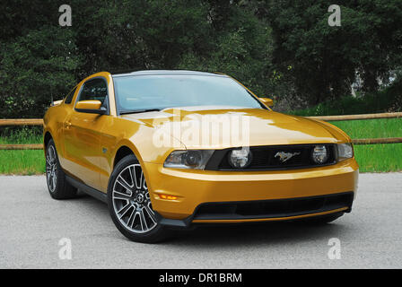 19. März 2009 ist - Los Angeles, Kalifornien, USA - der brandneue 2010 Mustang GT mehr zeitgemäß gestalteten, mächtiger, besseres Handling und eine völlig neu gestaltete hochwertige Innenausstattung, die sportlichen Coupé auf dem Markt für einen Grundpreis von nur US 27,995.00 entgegentreten kann.  Diese neue Mustang ist die branchenweit ersten sportlichen Coupé zu haben, einen verfügbaren Glas-Dach, ru Stockfoto