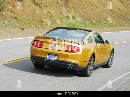 19. März 2009 ist - Los Angeles, Kalifornien, USA - der brandneue 2010 Mustang GT mehr zeitgemäß gestalteten, mächtiger, besseres Handling und eine völlig neu gestaltete hochwertige Innenausstattung, die sportlichen Coupé auf dem Markt für einen Grundpreis von nur US 27,995.00 entgegentreten kann.  Diese neue Mustang ist die branchenweit ersten sportlichen Coupé zu haben, einen verfügbaren Glas-Dach, ru Stockfoto
