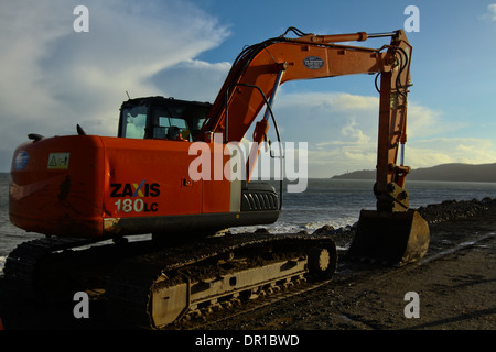 Digger Sturm Strand Reparaturen in Beesands Devon-Meer Stockfoto