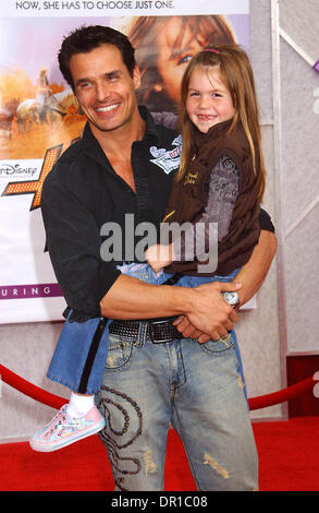 I14203PR. ANTONIO SABATO JR. und Tochter MINA BREE. Die Weltpremiere von Walt Disney Pictures '' Hannah Montana The Movie'' Held am El Capitan Theatre In Hollywood, Kalifornien auf 4-02-2009.Photo von Phil Roach-Ipol-Globe Fotos, inc. (Kredit-Bild: © Phil Roach/Globe Photos/ZUMAPRESS.com) Stockfoto