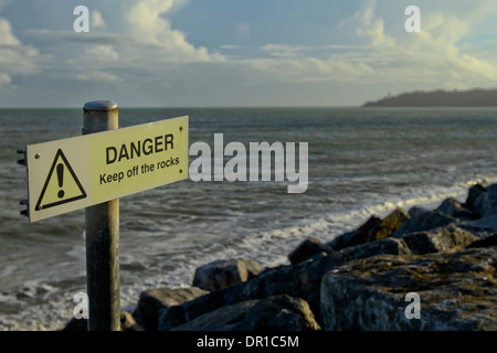 Gefahr fernzuhalten Felsen Zeichen im Beesands Devon-Meer Stockfoto