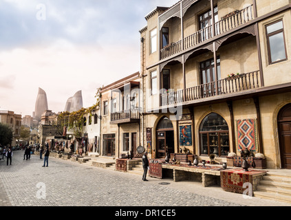 Die Altstadt (Icheri Sheher) von Baku, Aserbaidschan. Flamme-Türme im Hintergrund. Stockfoto