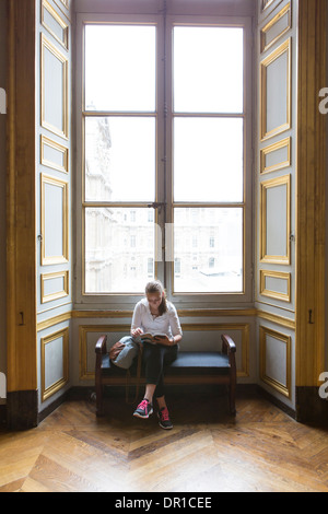 Kaukasische Mädchen studieren in reich verzierten Fenster am Louvre-Museum, Paris, Île-De-France, Frankreich Stockfoto