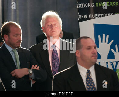 28. April 2009 - Philadelphia, Pennsylvania, USA - ehemaliger Präsident BILL CLINTON wartet hinter der Bühne mit seinem Geheimdienst-Detail auf das National Constitution Center als Gouverneur Ed Rendell ihm vorstellt. Präsident Clinton eine besondere Hommage an Bürgermeister Michael A. Nutter auf der Anti-Defamation League Frühling Veranstaltung geliefert. Präsident Clinton trat Pennsylvania Gouverneur Ed Rendell und über Stockfoto