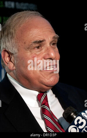 28. April 2009 - Philadelphia, Pennsylvania, USA - Gouverneur ED RENDELL beantworten Fragen von lokalen TV-Stationen über Pennsylvania Senator Arlen Specter abrupte Schalter der politischen Parteien, von Republikaner Demokraten. (Kredit-Bild: © Ricky Fitchett/ZUMA Press) Stockfoto