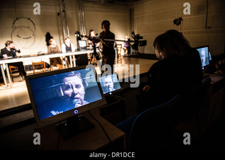 Die walisische Sprache Theater studiert Studenten durchführen Akteure, die in 5:7, ein Multimedia-Drama an der Aberystwyth University, Wales UK Stockfoto