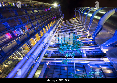 Abends Blick auf das berühmte Lloyds-Gebäude in der City of London, England. Stockfoto