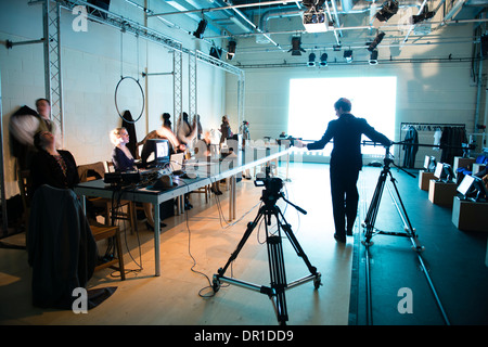 Die walisische Sprache Theater studiert Studenten durchführen Akteure, die in 5:7, ein Multimedia-Drama an der Aberystwyth University, Wales UK Stockfoto