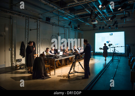 Die walisische Sprache Theater studiert Studenten durchführen Akteure, die in 5:7, ein Multimedia-Drama an der Aberystwyth University, Wales UK Stockfoto