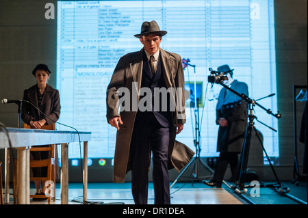 Die walisische Sprache Theater studiert Studenten durchführen Akteure, die in 5:7, ein Multimedia-Drama an der Aberystwyth University, Wales UK Stockfoto