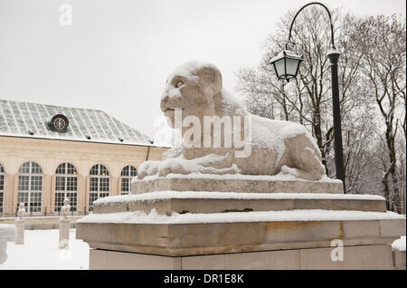 Schnee auf Löwenstatue vor der alten Orangerie Stockfoto