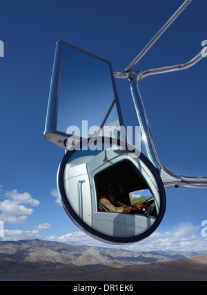 Trucker in seitlicher Spiegel reflektiert Stockfoto
