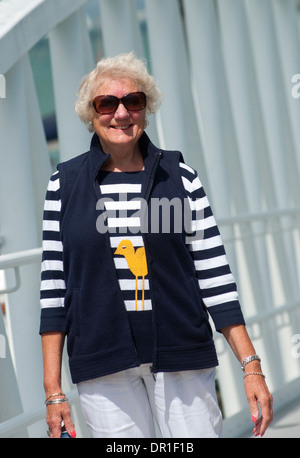 Ältere Dame genießen einen sonnigen Tag auf der Isle Of Wight, England. Stockfoto