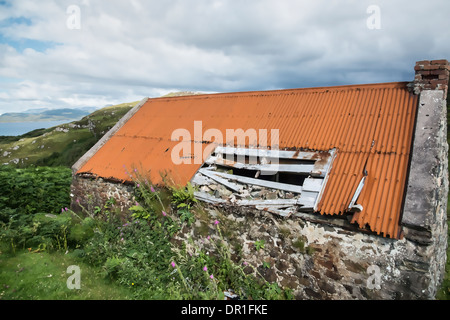 Alten Schutzhütte mit Blechdach, Sutherland, Schottisches Hochland Stockfoto