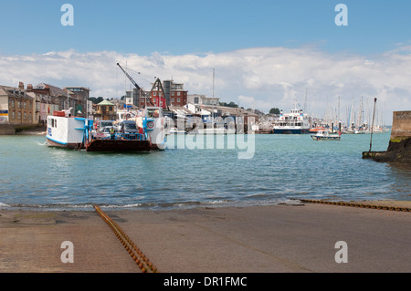 Kette-Fähre zwischen Ost und West Cowes auf der Isle Of Wight. Stockfoto