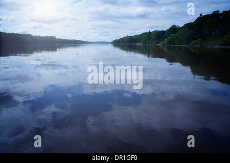 Wolken spiegeln sich in noch See, Albany, New York, Vereinigte Staaten von Amerika Stockfoto