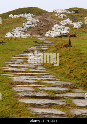 Reparatur von erodierten Stein Wanderweg in Fortschritte bei Mam Tor, einem beliebten Wanderweg in der Nähe von Castleton, Peak District, Derbyshire, Großbritannien Stockfoto