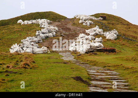 Reparatur von erodierten Stein Wanderweg in Fortschritte bei Mam Tor, einem beliebten Wanderweg in der Nähe von Castleton, Peak District, Derbyshire, Großbritannien Stockfoto