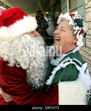 Schauspieler ARNOLD SCHWARZENEGGER trug einen Weihnachtsmann Anzug wie der Stern von "Jingle All The Way."           (Bild Kredit: Arthur Grace/ZUMAPRESS.com ©) Stockfoto