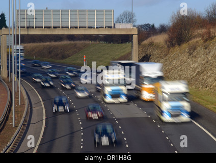 slow Shutter Temposchuss Verkehr Reisen mit Geschwindigkeit auf der A1 / M Autobahn in der Nähe von Leeds Yorkshire Vereinigtes Königreich Stockfoto