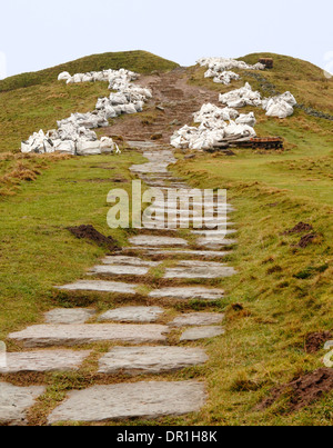 Reparatur von erodierten Stein Wanderweg in Fortschritte bei Mam Tor, einem beliebten Wanderweg in der Nähe von Castleton, Peak District, Derbyshire, Großbritannien Stockfoto
