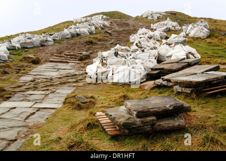Reparatur von erodierten Stein Wanderweg in Fortschritte bei Mam Tor, einem beliebten Wanderweg in der Nähe von Castleton, Peak District, Derbyshire, Großbritannien Stockfoto