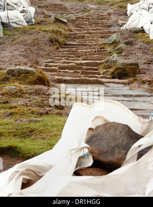 Reparatur von erodierten Stein Wanderweg in Fortschritte bei Mam Tor, einem beliebten Wanderweg in der Nähe von Castleton, Peak District, Derbyshire, Großbritannien Stockfoto