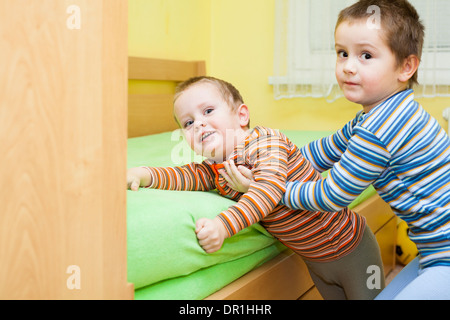 Zwei Kinder zusammen spielen und Spaß zu Hause Stockfoto