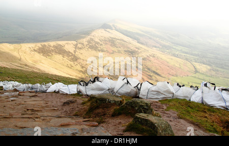 Reparatur von erodierten Stein Wanderweg in Fortschritte bei Mam Tor, einem beliebten Wanderweg in der Nähe von Castleton, Peak District, Derbyshire, Großbritannien Stockfoto