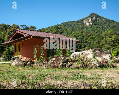 Resort mit Berg im Doi Inthanon Nationalpark Stockfoto