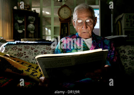 Dezember 5, 2008 San Diego CA Pearl Harbor Überlebende STUART HEDLEY liest aus einem Buch in seinem Haus Clairemont über den Angriff auf Pearl Harbor am 7. Dezember 1941. Laura Embry/San Diego Union-Tribune/Zuma Press, copyright 2007 San Diego Union-Tribune (Credit-Bild: © The San Diego Union Tribune/ZUMA Press) Stockfoto