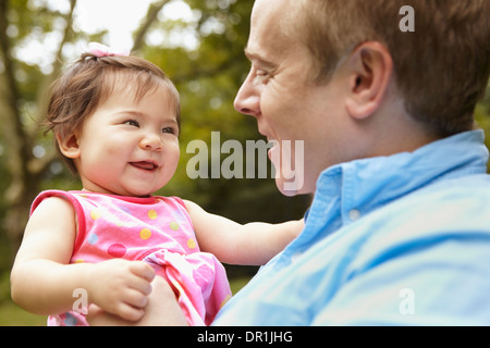 Vater hält Babymädchen im park Stockfoto