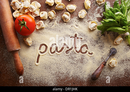Pasta-Wort geschrieben am Tisch Zusammensetzung mit Zutaten Stockfoto