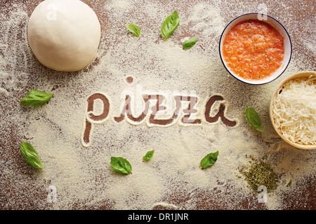 Pizza-Wort geschrieben am Tisch Zusammensetzung mit Zutaten Stockfoto
