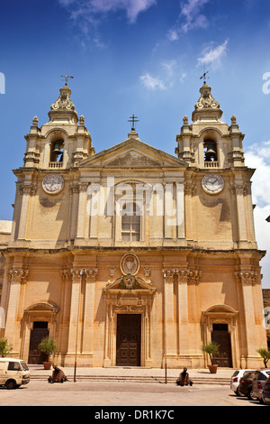 St. Pauls Cathedral ist die architektonische Krone von der eleganten, ummauerten Stadt Mdina (die Stadt des Schweigens), Malta. Stockfoto