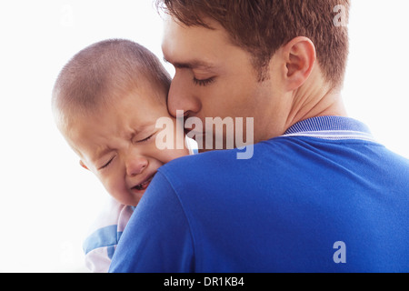 Küssende weinenden Sohn Vater Stockfoto