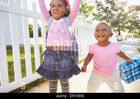 Gemischte Rassen Mädchen spielen auf Vorort Straße Stockfoto