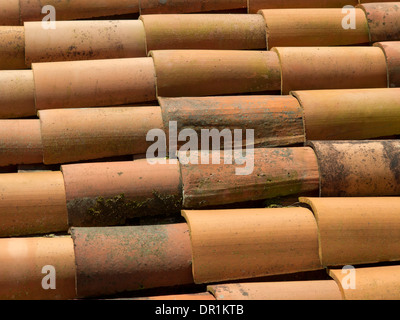 Close-up Terracotta Fliesen auf dem Dach im Baskenland, Spanien Stockfoto