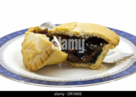 Mince Pie auf einem Dessertteller isoliert auf weiss. Stockfoto