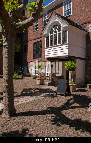 Eingangsportal, Türöffnung & gepflasterten Innenhof der historischen Klasse 1 aufgeführten Gebäude - Grays Court Hotel & Restaurant, York, North Yorkshire, England, UK. Stockfoto