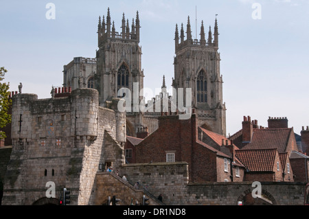 Scenic York - hohe Minster Türme, rote Pantile Dächer, historische defensive Tor (Bootham Bar) & Besucher der Stadtmauern - North Yorkshire, England, Großbritannien Stockfoto