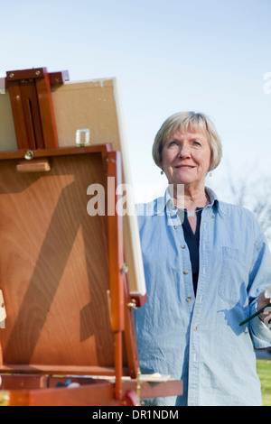 Ältere Frau, die Malerei im freien Stockfoto