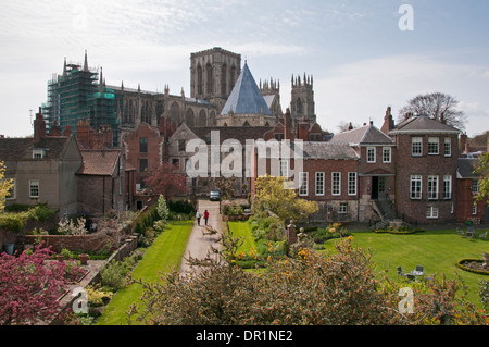 Malerischen hohen Ansicht aus 3 historischen Gebäuden der Klasse 1 - Münster, des Schatzmeisters Haus & Grays Court - von Stadtmauern in York, North Yorkshire, England, UK. Stockfoto