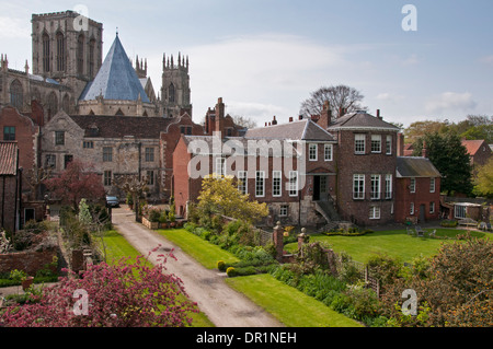 Malerischen hohen Ansicht aus 3 historischen Gebäuden der Klasse 1 - Münster, des Schatzmeisters Haus & Grays Court - von Stadtmauern in York, North Yorkshire, England, UK. Stockfoto