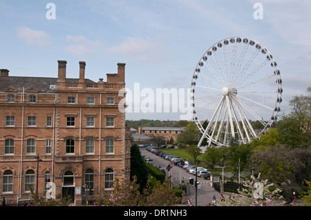 Hoch aufragende York Rad touristische Attraktion, die in der beeindruckenden historischen Hotel, das Royal York (jetzt die Wichtigsten) - York, North Yorkshire, England. Stockfoto