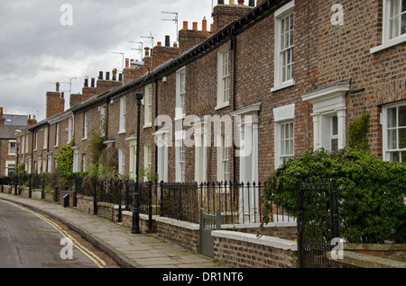 Attraktive denkmalgeschützten, viktorianischen Terrasse von Häusern mit kleinen Vorgärten & Geländer - Dewsbury Terrasse, York, North Yorkshire, England, UK. Stockfoto